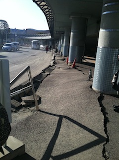 地面に亀裂の入った舞浜駅